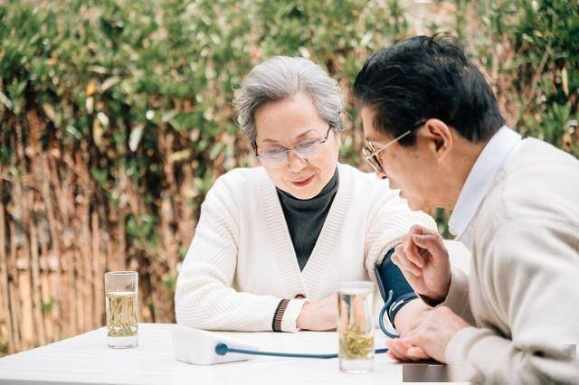 晚饭几点吃最好？医生建议：中老年人要注意，吃饭别超过这个点！