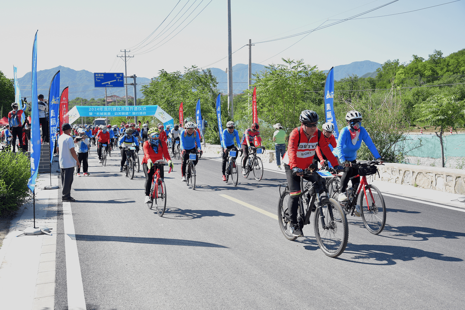 昌平区北禾路恢复通行 300余名骑行爱好者在美景中疾驰