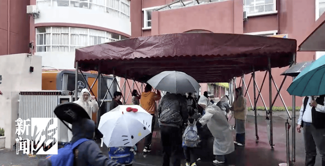 上海暴雨上热搜！有小区一时积水到膝盖，降水何时减弱？