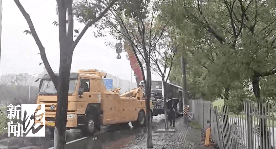 上海暴雨上热搜！有小区一时积水到膝盖，降水何时减弱？